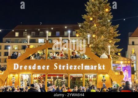 Der Dresdner Striezelmarkt ist ein Dresdner Weihnachtsmarkt. Er wird seit 1434 im Advent, meist am Altmarkt, abgehalten und zieht eine Asche an Stockfoto