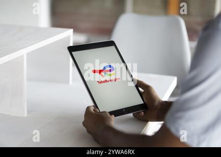 TotalEnergies SE, ein Multi-Energie-Unternehmen, produziert und vermarktet Öl und Biokraftstoffe, Erdgas, grüne Gase, erneuerbare Energien und Strom in Frankreich, Rest Stockfoto