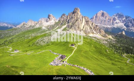 Atemberaubende Aussicht aus der Luft auf den malerischen passo giau mit seiner gewundenen Straße und die majestätische Nuvolaugruppe in den italienischen dolomiten während eines sonnigen Sommers Stockfoto