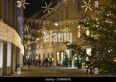 Schöne Weihnachtsdekoration an der Herrengasse, nachts, im Stadtzentrum von Graz, Steiermark, Österreich, Europa Stockfoto