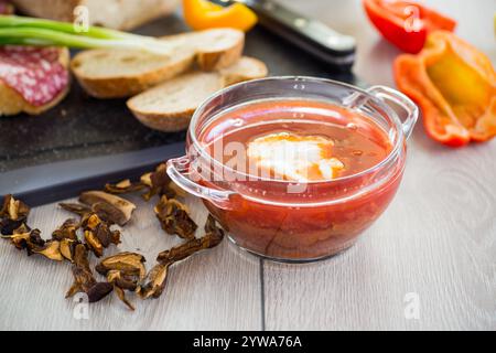 Fastenborsch mit getrockneten Pilzen und Gemüse auf einem hellen Holztisch. Stockfoto