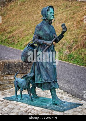 Großbritannien, Dorset, Lyme Regis, Mary Anning Statue. Stockfoto