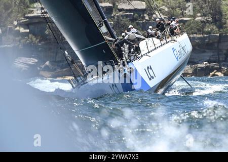 Sydney Harbour, Sydney, Australien. Dezember 2024. 2024 SOLAS Big Boat Challenge; LawConnect im Besitz von Christian Beck fährt während der SOLAS Big Boat Challenge den Hafen hinunter. Credit: Action Plus Sports/Alamy Live News Stockfoto