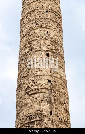 Detail der Säule von Marcus Aurelius in Rom mit komplizierten Reliefs, die militärische Feldzüge darstellen Stockfoto