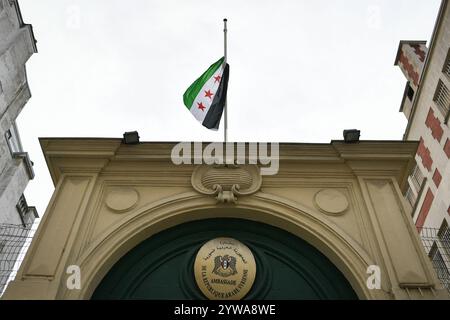 Paris, Frankreich. Dezember 2024. Dieses Foto zeigt die Flagge der syrischen Revolution auf der syrischen Botschaft in Paris am 10. Dezember 2024. Foto: Firas Abdullah/ABACAPRESS. COM Credit: Abaca Press/Alamy Live News Stockfoto