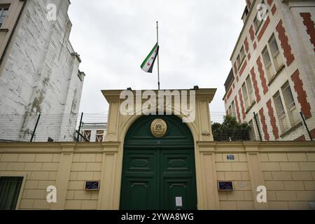 Paris, Frankreich. Dezember 2024. Dieses Foto zeigt die Flagge der syrischen Revolution auf der syrischen Botschaft in Paris am 10. Dezember 2024. Foto: Firas Abdullah/ABACAPRESS. COM Credit: Abaca Press/Alamy Live News Stockfoto