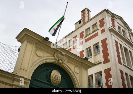 Paris, Frankreich. Dezember 2024. Dieses Foto zeigt die Flagge der syrischen Revolution auf der syrischen Botschaft in Paris am 10. Dezember 2024. Foto: Firas Abdullah/ABACAPRESS. COM Credit: Abaca Press/Alamy Live News Stockfoto