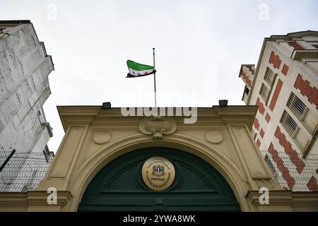 Paris, Frankreich. Dezember 2024. Dieses Foto zeigt die Flagge der syrischen Revolution auf der syrischen Botschaft in Paris am 10. Dezember 2024. Foto: Firas Abdullah/ABACAPRESS. COM Credit: Abaca Press/Alamy Live News Stockfoto