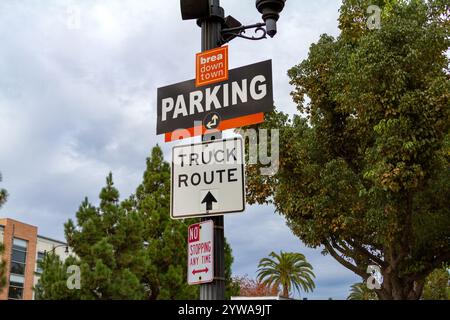 Brea, CA, USA - 25. November 2024: Straßenschild für die Truck Route und Parken in Downtown Brea, Kalifornien. Stockfoto