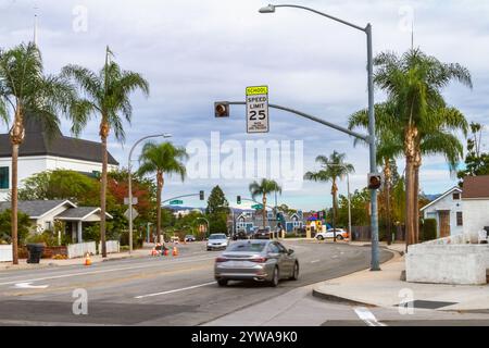 Brea, KALIFORNIEN, USA - 25. November 2024: Ein Auto passiert ein Straßenschild in Brea, Kalifornien, Stockfoto