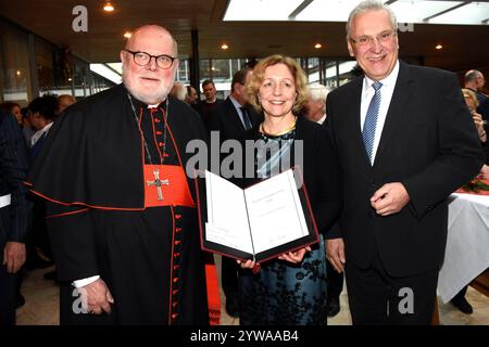 Kardinal Reinhard Marx Erzbischof Dr. h.c. mult. Angelika Nussberger Juristin Guardinipreistraegerin Joachim Herrmann Innenminister Muenchen 10.12.2024 Katholische Akademie in Bayern Guardini-Preis an Frau Prof. Dr. Dr. h.c. mult. Angelika Nussberger Laudatio uebernimmt der fruehere Praesident des Bundesverfassungsgerichts Prof. Dr. Dr. h.c. mult. Andreas Vosskuhle. Frau Nussberger wird den Preis von Akademiedirektor Achim Budde und Kardinal Reinhard Marx entgegennehmen München *** Kardinal Reinhard Marx Erzbischof Dr. Dr h c mult Angelika Nussberger Rechtsanwältin Guardini Preisträger Joachim H. Stockfoto