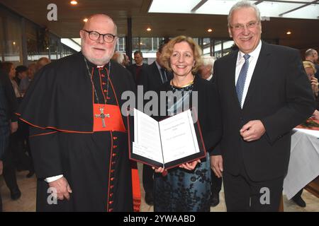 Kardinal Reinhard Marx Erzbischof Dr. h.c. mult. Angelika Nussberger Juristin Guardinipreistraegerin Joachim Herrmann Innenminister Muenchen 10.12.2024 Katholische Akademie in Bayern Guardini-Preis an Frau Prof. Dr. Dr. h.c. mult. Angelika Nussberger Laudatio uebernimmt der fruehere Praesident des Bundesverfassungsgerichts Prof. Dr. Dr. h.c. mult. Andreas Vosskuhle. Frau Nussberger wird den Preis von Akademiedirektor Achim Budde und Kardinal Reinhard Marx entgegennehmen München *** Kardinal Reinhard Marx Erzbischof Dr. Dr h c mult Angelika Nussberger Rechtsanwältin Guardini Preisträger Joachim H. Stockfoto