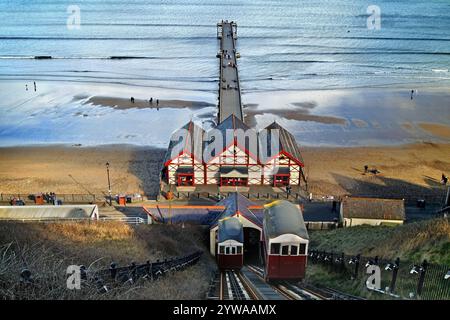 UK, North Yorkshire, Saltburn-by-the-Sea, Saltburn Cliff Lift und Pier. Stockfoto