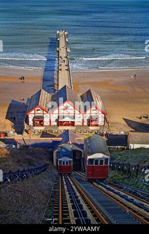 UK, North Yorkshire, Saltburn-by-the-Sea, Saltburn Cliff Lift und Pier. Stockfoto