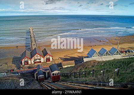 UK, North Yorkshire, Saltburn-by-the-Sea, Saltburn Cliff Lift und Pier. Stockfoto