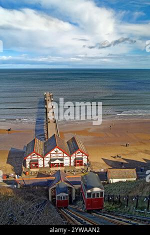 UK, North Yorkshire, Saltburn-by-the-Sea, Saltburn Cliff Lift und Pier. Stockfoto