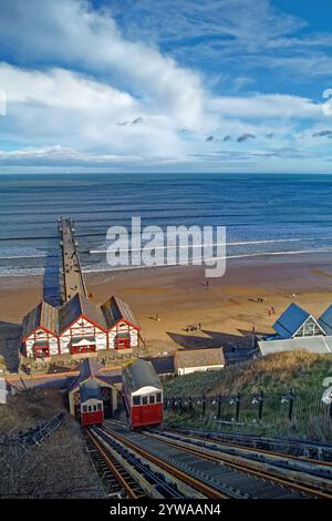 UK, North Yorkshire, Saltburn-by-the-Sea, Saltburn Cliff Lift und Pier. Stockfoto