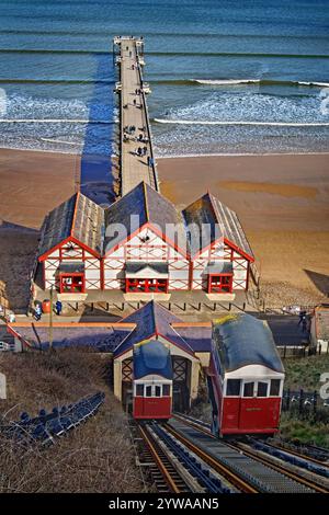 UK, North Yorkshire, Saltburn-by-the-Sea, Saltburn Cliff Lift und Pier. Stockfoto