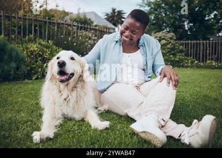 Liebe, entspanne oder Frau mit Hund im Garten oder in der Natur für Komfort, Pflege oder Unterstützung. Glücklich, streichelnd oder Person, die sich mit Haustier, Tier verbindet Stockfoto