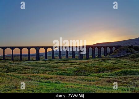 UK, North Yorkshire, Yorkshire Dales, Ribblehead Viaduct Sunset. Stockfoto