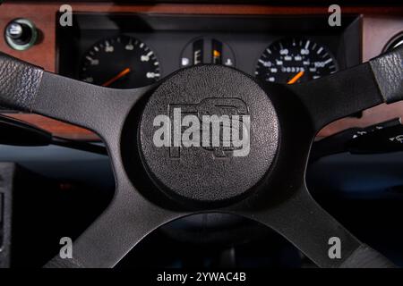 Crayford Cortina Cabriolet – klassisches britisches Verdeck aus den 1980er Jahren, das aus einer Limousine von Crayford, dem Cabriolethersteller, umgebaut wurde Stockfoto