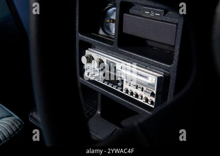 Crayford Cortina Cabriolet – klassisches britisches Verdeck aus den 1980er Jahren, das aus einer Limousine von Crayford, dem Cabriolethersteller, umgebaut wurde Stockfoto