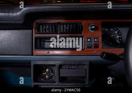 Crayford Cortina Cabriolet – klassisches britisches Verdeck aus den 1980er Jahren, das aus einer Limousine von Crayford, dem Cabriolethersteller, umgebaut wurde Stockfoto