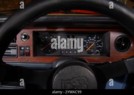 Crayford Cortina Cabriolet – klassisches britisches Verdeck aus den 1980er Jahren, das aus einer Limousine von Crayford, dem Cabriolethersteller, umgebaut wurde Stockfoto