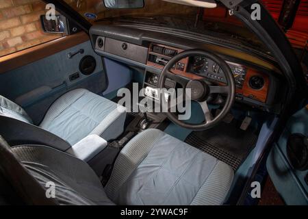 Crayford Cortina Cabriolet – klassisches britisches Verdeck aus den 1980er Jahren, das aus einer Limousine von Crayford, dem Cabriolethersteller, umgebaut wurde Stockfoto