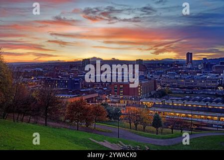 Großbritannien, South Yorkshire, Sheffield Skyline mit Blick auf den Moor bei Sonnenuntergang. Stockfoto