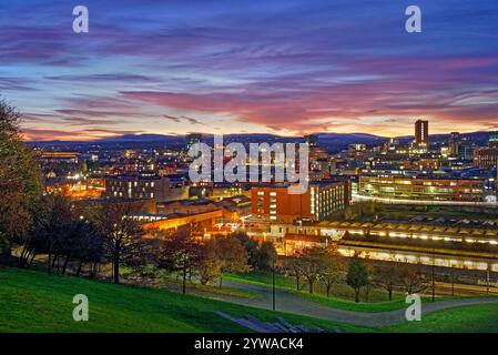 Großbritannien, South Yorkshire, Sheffield Skyline mit Blick auf den Moor bei Sonnenuntergang. Stockfoto