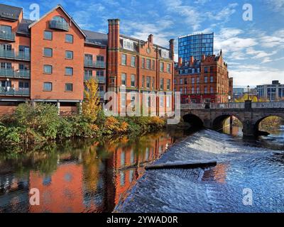 Großbritannien, South Yorkshire, Sheffield, River Don, Blick nach Osten in Richtung Lady's Bridge. Stockfoto