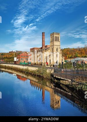 Großbritannien, South Yorkshire, River Don, New Testament of God Church und Aizlewoods Mill. Stockfoto