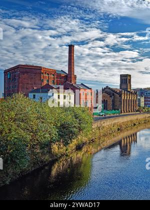 UK, South Yorkshire, River Don, Aizlewoods Mill und New Testament of God Church. Stockfoto