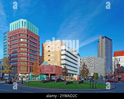 Großbritannien, South Yorkshire, Sheffield, St Paul's Tower und die Käsereibe vom Furnival Square. Stockfoto