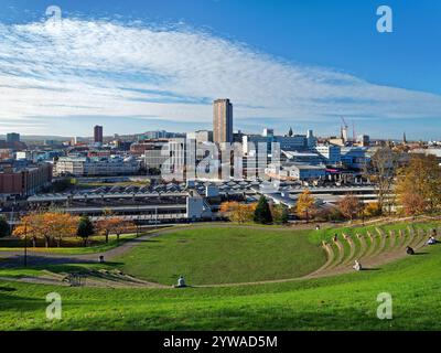 UK, South Yorkshire, Sheffield Skyline und Ampitheatre von South Street. Stockfoto