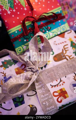 Hamburg, Deutschland. Dezember 2024. Weihnachtsgeschenke liegen auf einem Tisch. Quelle: Christian Charisius/dpa/Alamy Live News Stockfoto