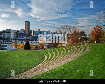 UK, South Yorkshire, Sheffield Skyline und Ampitheatre von South Street. Stockfoto