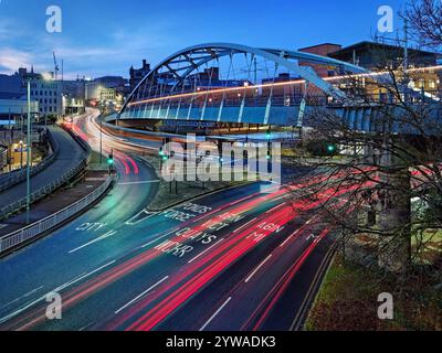 UK, South Yorkshire, Sheffield, Supertram und Traffic Light Trails an der Park Square Bridge. Stockfoto