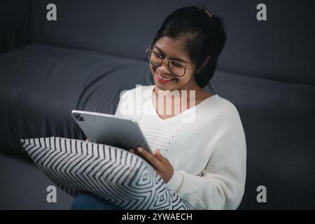 Geschäftsfrau mit Videoanruf über Tablet-Konzepte, Frau, die Meetings macht, von zu Hause aus arbeitet, Nachrichten und Informationen überprüft, neue Fähigkeiten online erlernt Stockfoto