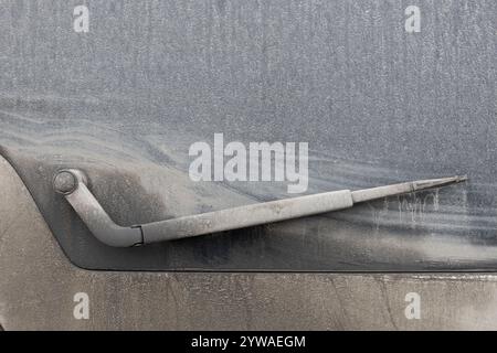 Staubiger Heckscheibenwischer bei schmutzigem Auto Stockfoto