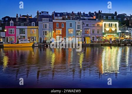 Großbritannien, Dorset, Weymouth, Old Harbour an der Trinity Road bei Dämmerung. Stockfoto
