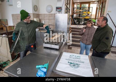 Litomysl, Tschechische Republik. Dezember 2024. Weihnachtsverkauf von Karpfen in Litomysl, Tschechische Republik, 10. Dezember 2024. Karpfen ist traditionelles tschechisches Essen am Weihnachtsabend. Quelle: Josef Vostarek/CTK Photo/Alamy Live News Stockfoto