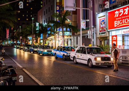 Nächtlicher Blick auf Kokusaidori, die Haupttouristen- und Einkaufsstraße, gesäumt von Restaurants, Cafés, Bars und Geschäften, in der Innenstadt von Naha, Hauptstadt von Okinawa, Japan Stockfoto