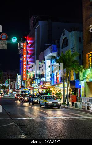 Nächtlicher Blick auf Kokusaidori, die Haupttouristen- und Einkaufsstraße, gesäumt von Restaurants, Cafés, Bars und Geschäften, in der Innenstadt von Naha, Hauptstadt von Okinawa, Japan Stockfoto