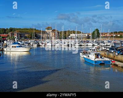 UK, Dorset, Weymouth, Blick von der Town Bridge mit Yachten im Hafen und im Yachthafen. Stockfoto