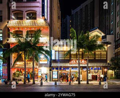 Nächtlicher Blick auf Kokusaidori, die Haupttouristen- und Einkaufsstraße, gesäumt von Restaurants, Cafés, Bars und Geschäften, in der Innenstadt von Naha, Hauptstadt von Okinawa, Japan Stockfoto