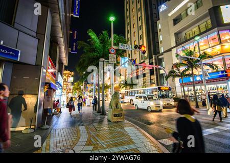 Nächtlicher Blick auf Kokusaidori, die Haupttouristen- und Einkaufsstraße, gesäumt von Restaurants, Cafés, Bars und Geschäften, in der Innenstadt von Naha, Hauptstadt von Okinawa, Japan Stockfoto