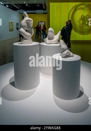 Paris, Frankreich - 11 09 2024: Surrealismus-Exposition. Frucht der Pagode, mythische Figur, Überschuss einer mythischen Weinhaut von Jean Arp Stockfoto