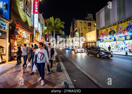 Nächtlicher Blick auf Kokusaidori, die Haupttouristen- und Einkaufsstraße, gesäumt von Restaurants, Cafés, Bars und Geschäften, in der Innenstadt von Naha, Hauptstadt von Okinawa, Japan Stockfoto